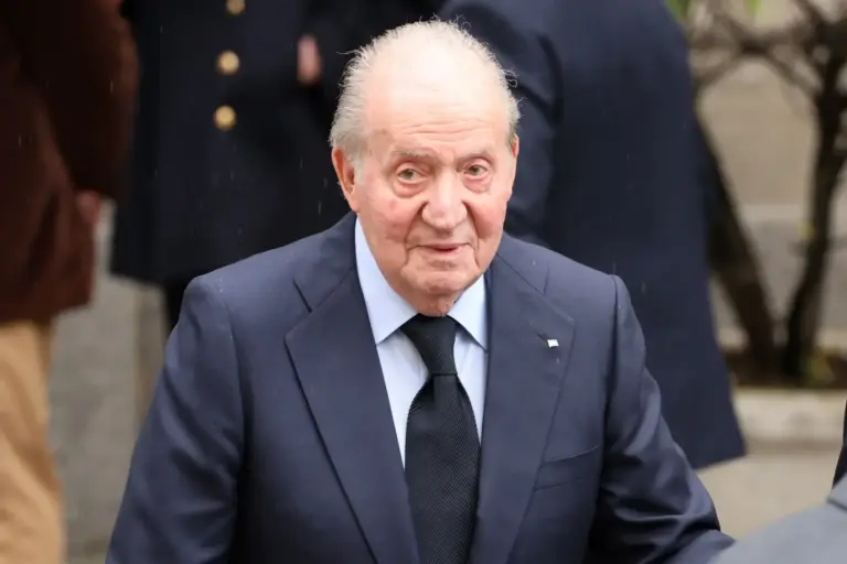 La polémica foto de Juan Carlos I con un gigantesco elefante cazado detrás de él que precipitaron su abdicación