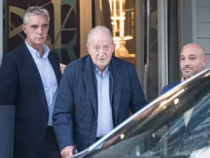 "¡Viva el Rey!": Juan Carlos I reaparece por sorpresa en España y minimiza la figura de Felipe VI