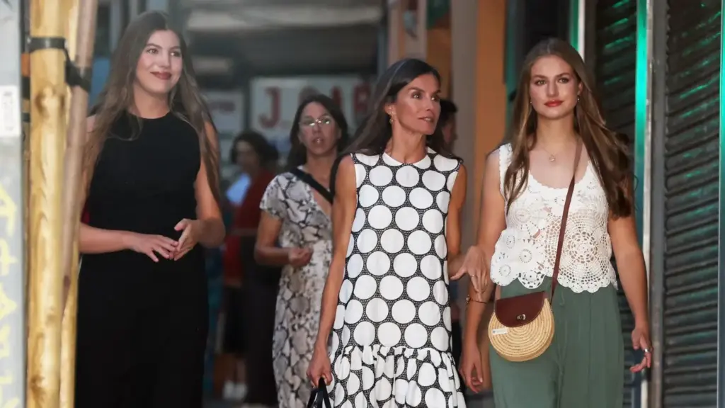 "Síndrome de la hermana segundona": El plan de la reina Letizia protege a Leonor pero excluye a la infanta Sofía de la Corona 1 A solas por Madrid: El plan secreto de la reina Letizia que no incluyó a Felipe VI