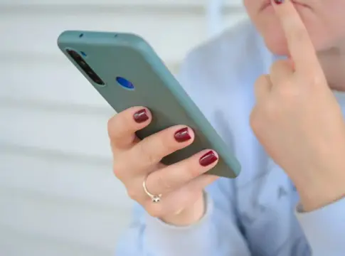 Adiós a los SMS comerciales con la nueva medida de la CNMC que entra en vigor el próximo mes de junio Adiós a los SMS comerciales con la nueva medida de la CNMC que entra en vigor el próximo mes de junio