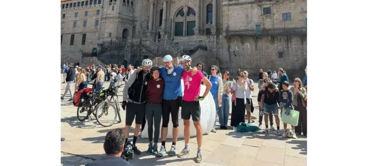 Alejandro Porto culmina el Camino de Santiago tras recorrer 650 kilómetros en bicicleta para impulsar la investigación en tumores cerebrales