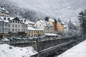 El refugio secreto de los nazis en Galicia: el misterio de la estación de Canfranc y el oro que cruzó los Pirineos