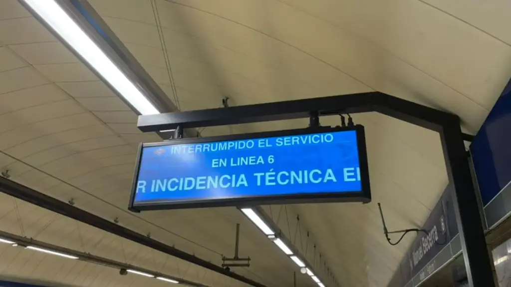 Cartel de incidencia en Metro de Madrid Línea 6