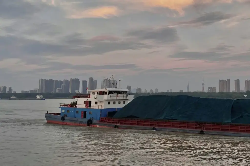 China opera un colosal elevador de barcos en la presa de las Tres Gargantas para superar desniveles extremos