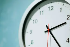 Cómo el cambio horario primaveral perturba el ritmo circadiano y genera problemas de salud