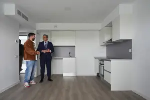 Comprar barato puede salir caro: las deudas viajan con la vivienda