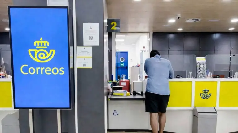 La plantilla de Correos estalla ante el plan de regularización de inmigrantes