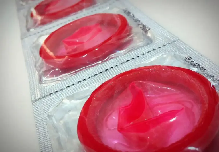 Sanidad lanza kits de autodiagnóstico de ITS y preservativos gratis: un plan para jóvenes de 16 a 22 años