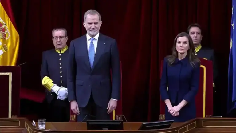 De Miguel Bosé a Alejandro Sanz: La reacción de Felipe VI y Letizia ante el escándalo de sus supuestos novios