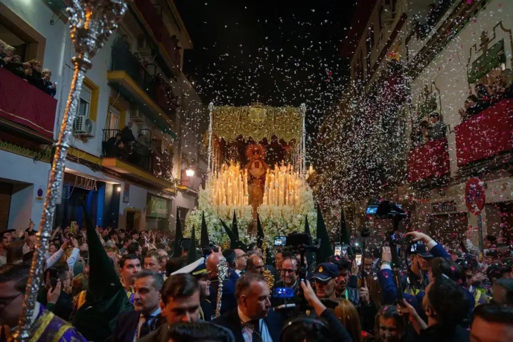 El auge del 'mini Airbnb temporal' en la Semana Santa de Sevilla ya ha llegado a ojos de Hacienda 1 De balcón familiar a negocio exprés en plena Semana Santa