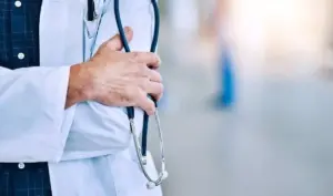 De la bata blanca al formato viral: así hablan ahora los médicos