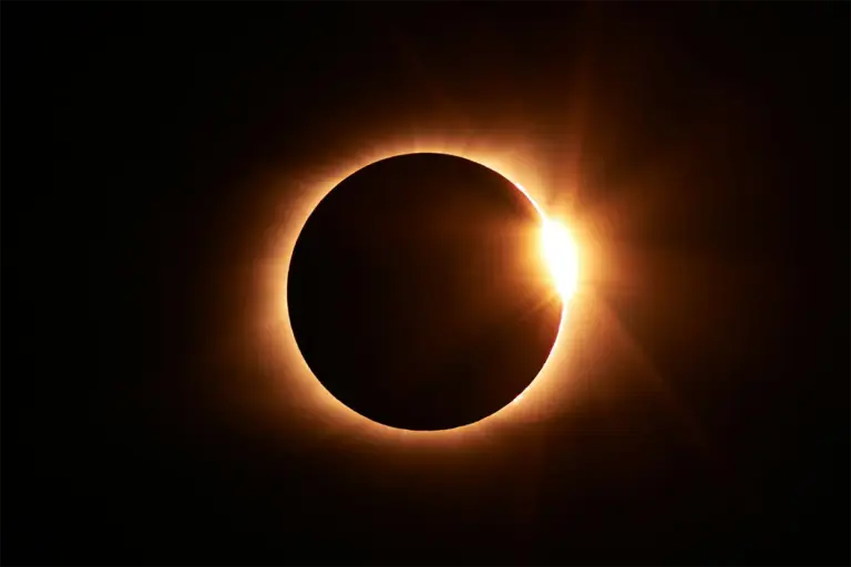 En la playa a los pies de un castillo templario mientras ves un eclipse solar este verano: Peñíscola es el lugar ideal