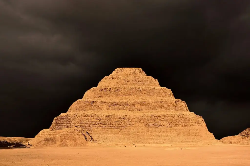 Egipto revela complejo sistema hidráulico escondido en la pirámide más antigua del país