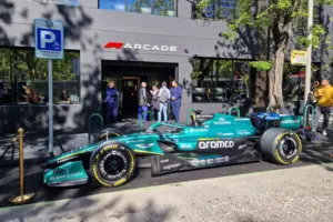 El Aston Martin de Fernando Alonso en la puerta de F1 Arcade Madrid