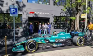 El Aston Martin de Fernando Alonso en la puerta de F1 Arcade Madrid