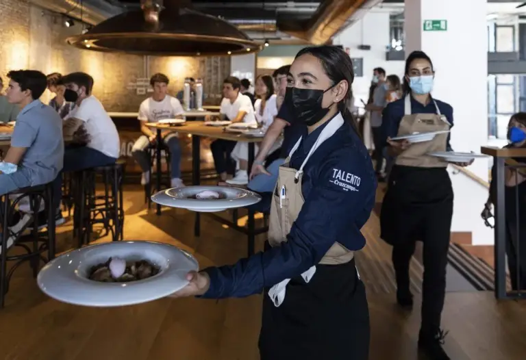 El empleo en bares, en el campo y en los hogares cambia de manos con el nuevo récord de afiliación extranjera
