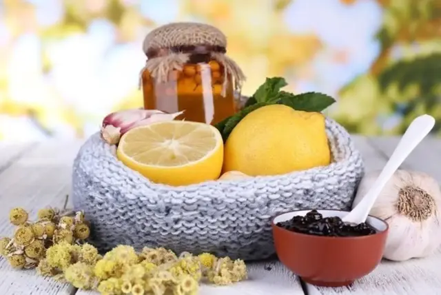 El negocio de la homeopatía entra en zona gris tras el golpe de Mónica García a herbolarios y tiendas “naturales”