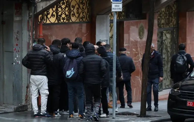 Cataluña lidera la regularización récord de inmigrantes en España: 257.000 solicitudes y el 52 % en trámite