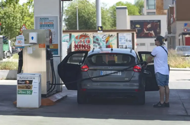 Gasolineras de autopista más caras: la OCU confirma hasta un 26% frente a las low cost