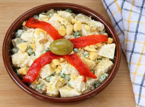 El secreto de la Ensaladilla Rusa perfecta para este verano está en el líquido de las variantes El secreto de la Ensaladilla Rusa perfecta para este verano está en el líquido de las variantes