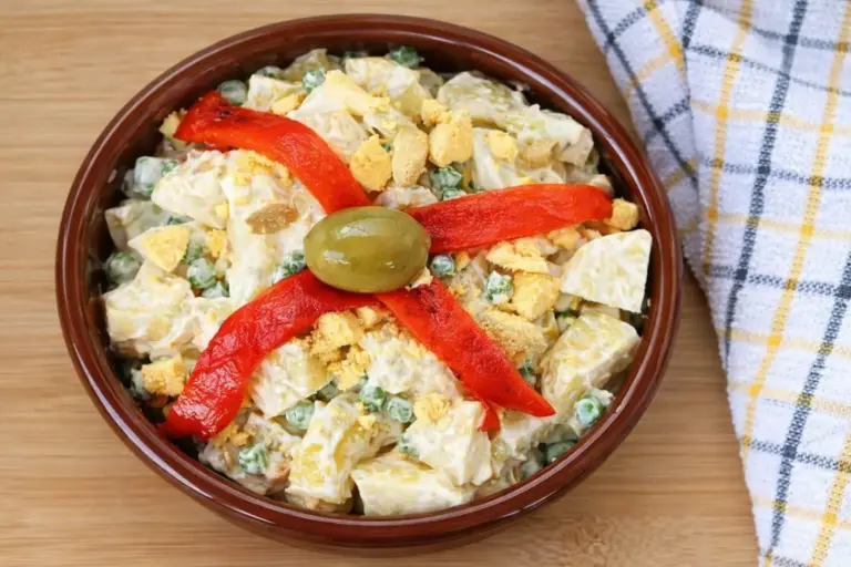 El secreto de la Ensaladilla Rusa perfecta para este verano está en el líquido de las variantes