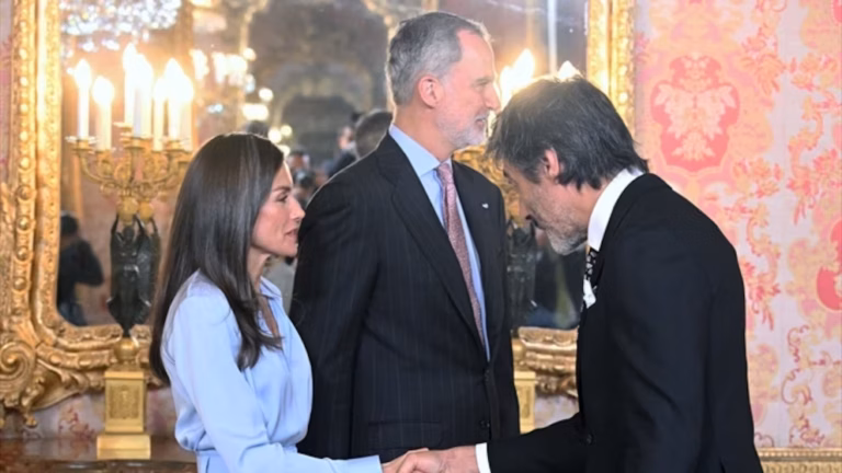 Felipe VI descoloca a Juan del Val con una inesperada pregunta íntima en Palacio