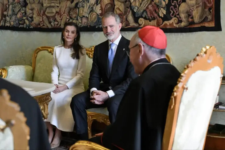 Felipe VI y Letizia causan furor en Carabanchel