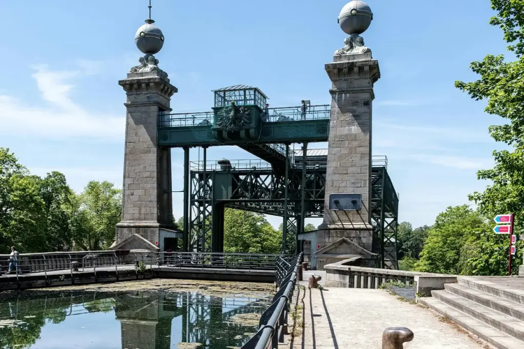 Ingeniería vertical de China con ascensor de 113 metros que eleva barcos entre montañas