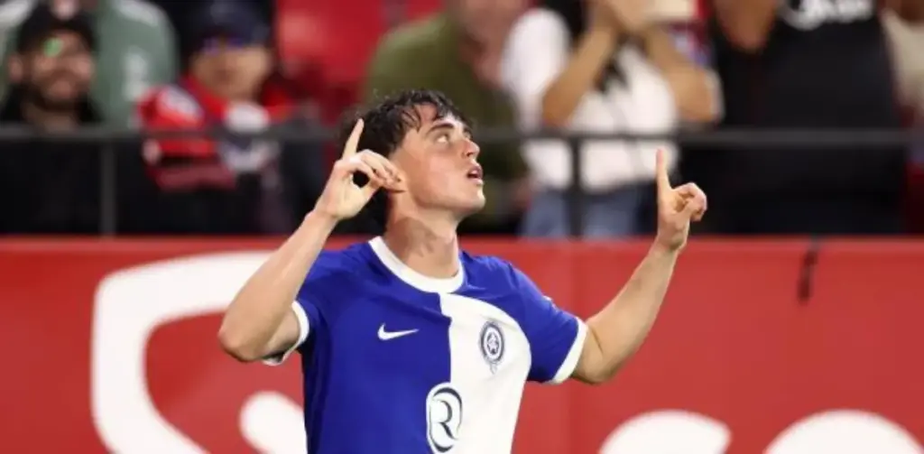 La historia de Javier Boñar, la joya del Atlético que se estrenó con gol en el Sánchez-Pizjuán 18 El joven lateral Javier Boñar ha vivido su tarde soñada en el estadio Sánchez Pizjuán. Tras trece años de formación en la Academia del Atlético de Madrid, el defensa debutó con el primer equipo y anotó el gol del empate en su estreno en la máxima categoría.