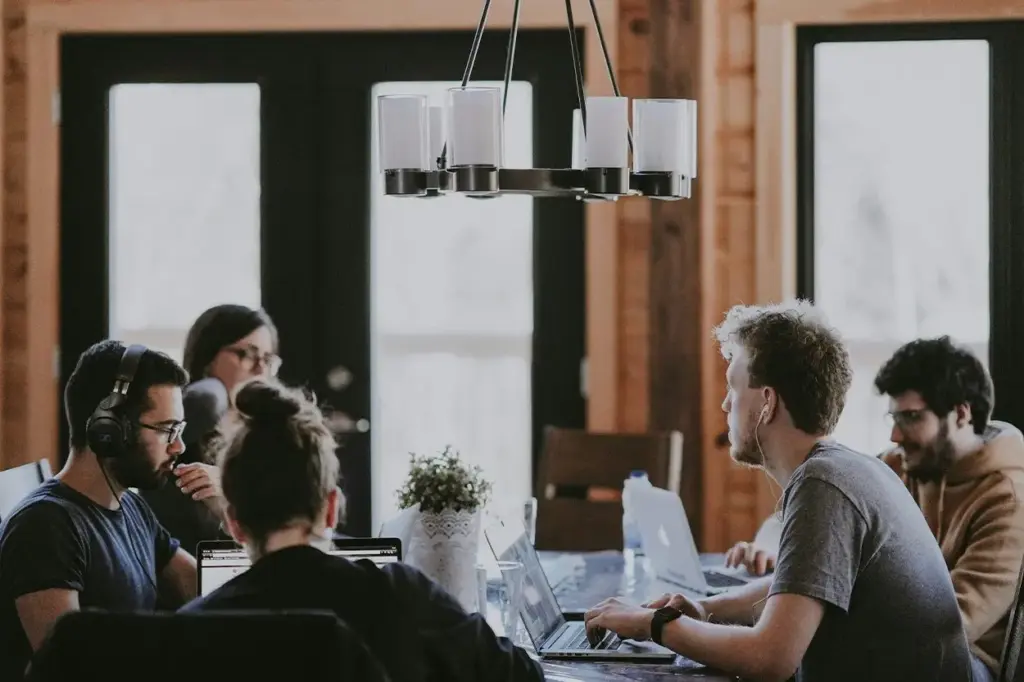 La IA transforma relaciones laborales para bien y para mal en el trato humano diario