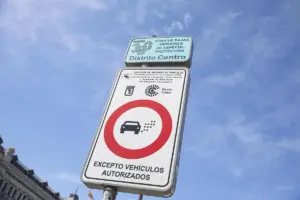 La batalla por las ZBE se vuelve contra Madrid y activa una factura millonaria inesperada