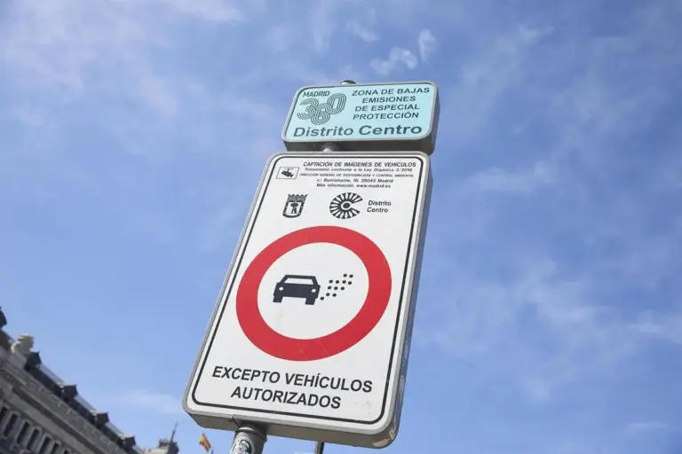 La batalla por las ZBE se vuelve contra Madrid y activa una factura millonaria inesperada