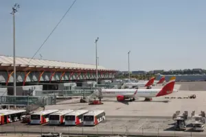 La crisis del queroseno desata una guerra civil en el aire: aerolíneas y pasajeros chocan por quién paga el precio real de volar