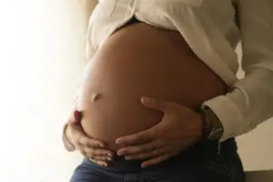 La gestación subrogada ya no se esconde: webs espejo, “garantías” por muerte y un negocio que esquiva la ley desde España