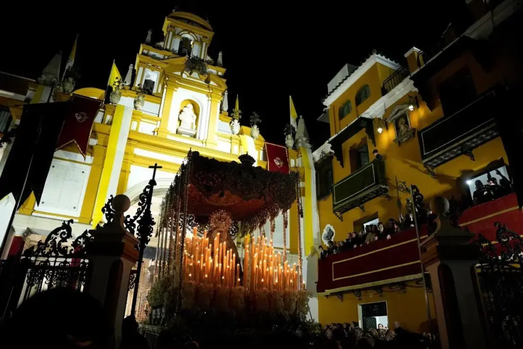 El auge del 'mini Airbnb temporal' en la Semana Santa de Sevilla ya ha llegado a ojos de Hacienda 3 La línea entre tradición y negocio cada vez es más fina