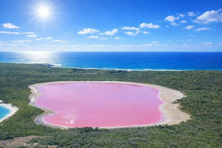 Cómo visitar el espectacular Lago Hillier de Australia el destino rosa que parece diseñado por IA pero es 100% natural