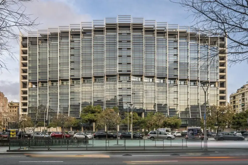 Ni ático de lujo ni estudio en el centro, esta es la vivienda que todos buscan ahora en España 5 Los compradores ya no son solo familias: crecen las personas que compran solas