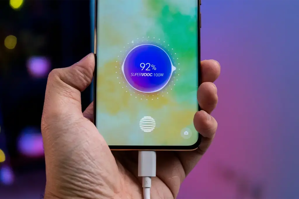 Los expertos aconsejan usar la carga optimizada si vas a dejar el móvil enchufado durante la noche