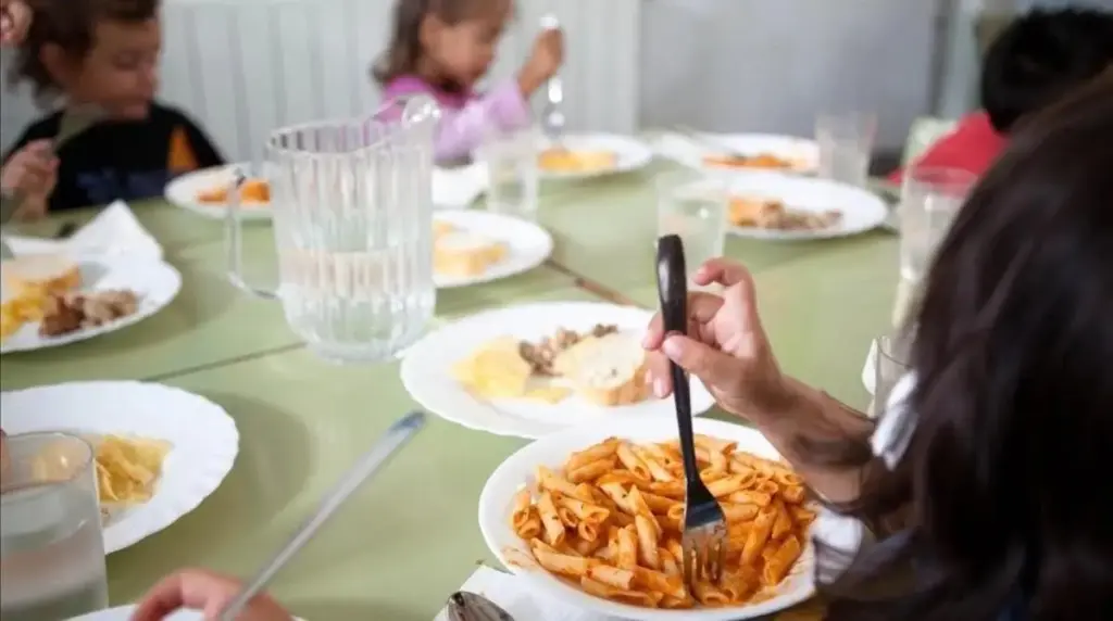 Más allá del plato: el papel clave de colegios y familias