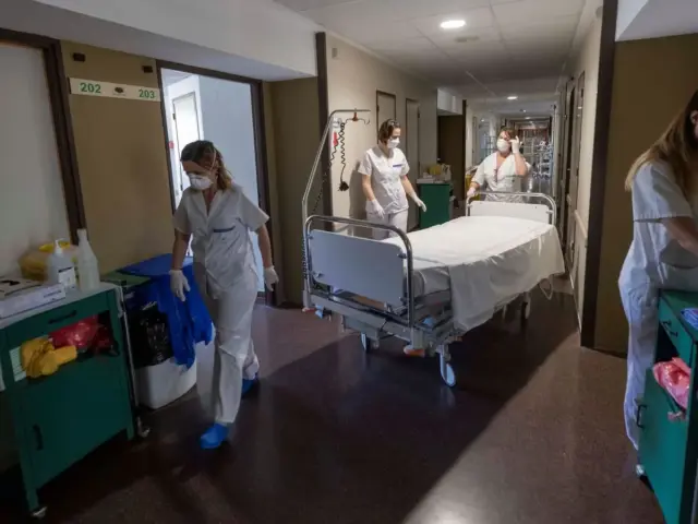 Médicos que se van y quirófanos parados: la crisis sanitaria de Andalucía en plena campaña