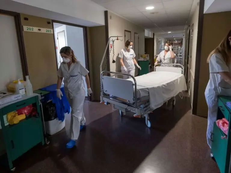 Médicos que se van y quirófanos parados: la crisis sanitaria de Andalucía en plena campaña
