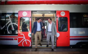 Óscar López y Óscar Puente en uno de los nuevos trenes de Renfe Cercanías