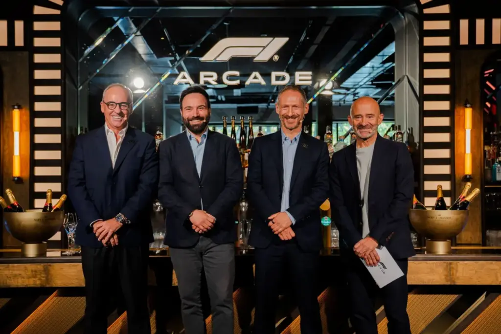 Pablo Juantegui, Ángel Niño, Jonathan Peters y Antonio Lobato en la inauguración de F1 Arcade en Madrid