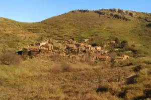 El pueblo de la "arquitectura negra" a menos de 80 km de Madrid que parece salido de un cuento.
