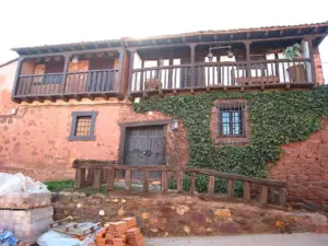 El "pueblo rojo" de Segovia: la villa medieval de palacios que solo los domingos por la tarde se vuelve mágica