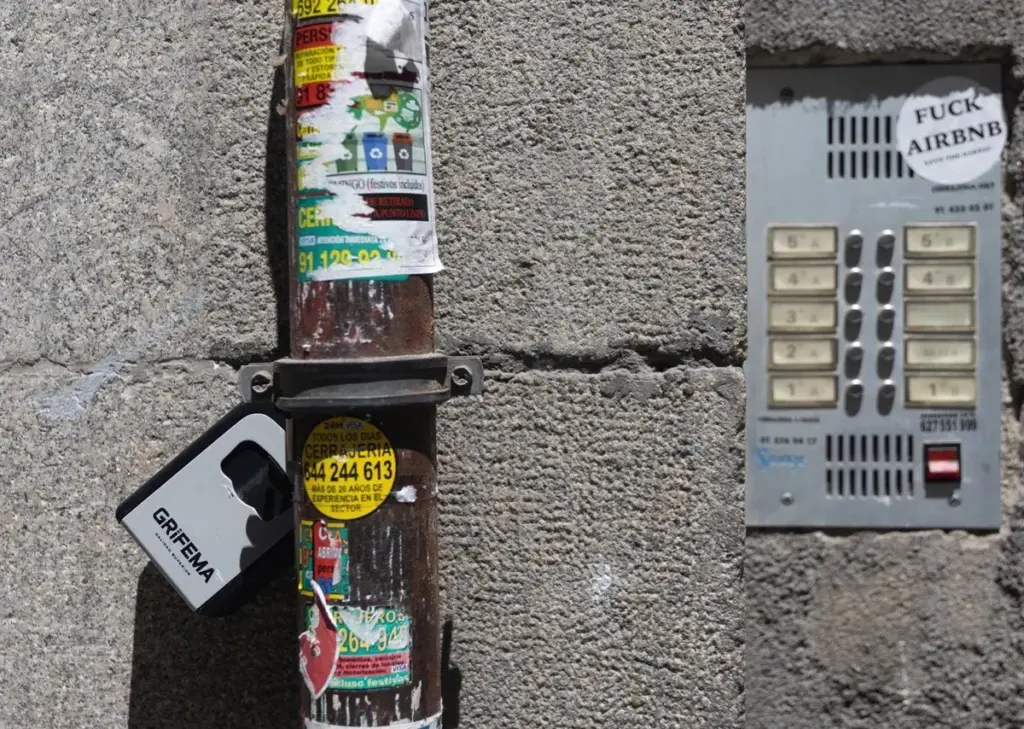 Reseñas falsas y perfiles inventados: el engaño está en los detalles