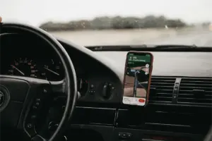 Reutiliza tu móvil viejo como pantalla extra para Android Auto con este truco sencillo