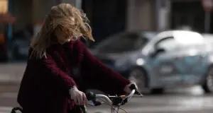 Una persona en bici con viento en Madrid