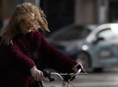 Una persona en bici con viento en Madrid AEMET Una persona en bici con viento en Madrid