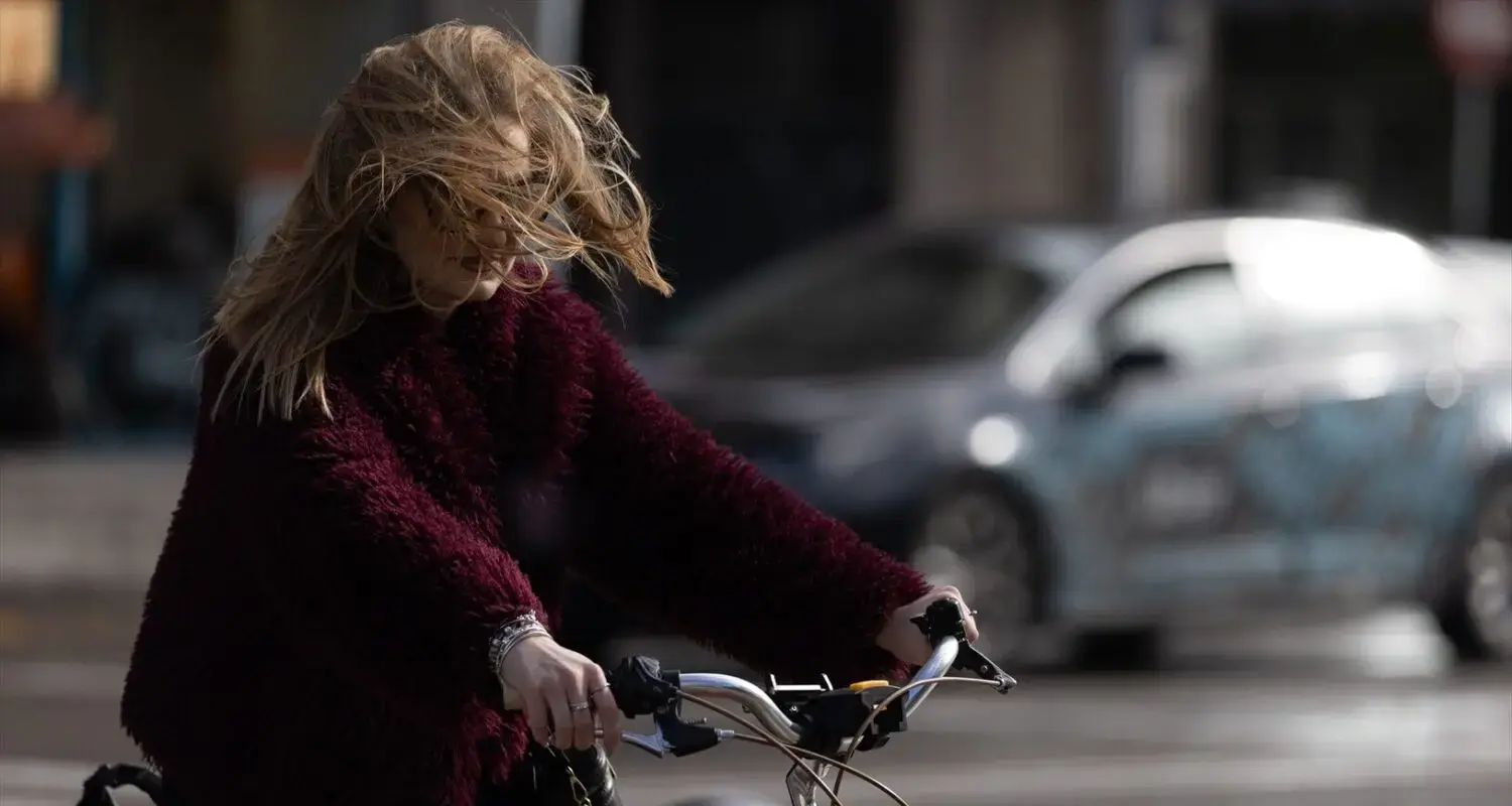 Una persona en bici con viento en Madrid AEMET Una persona en bici con viento en Madrid
